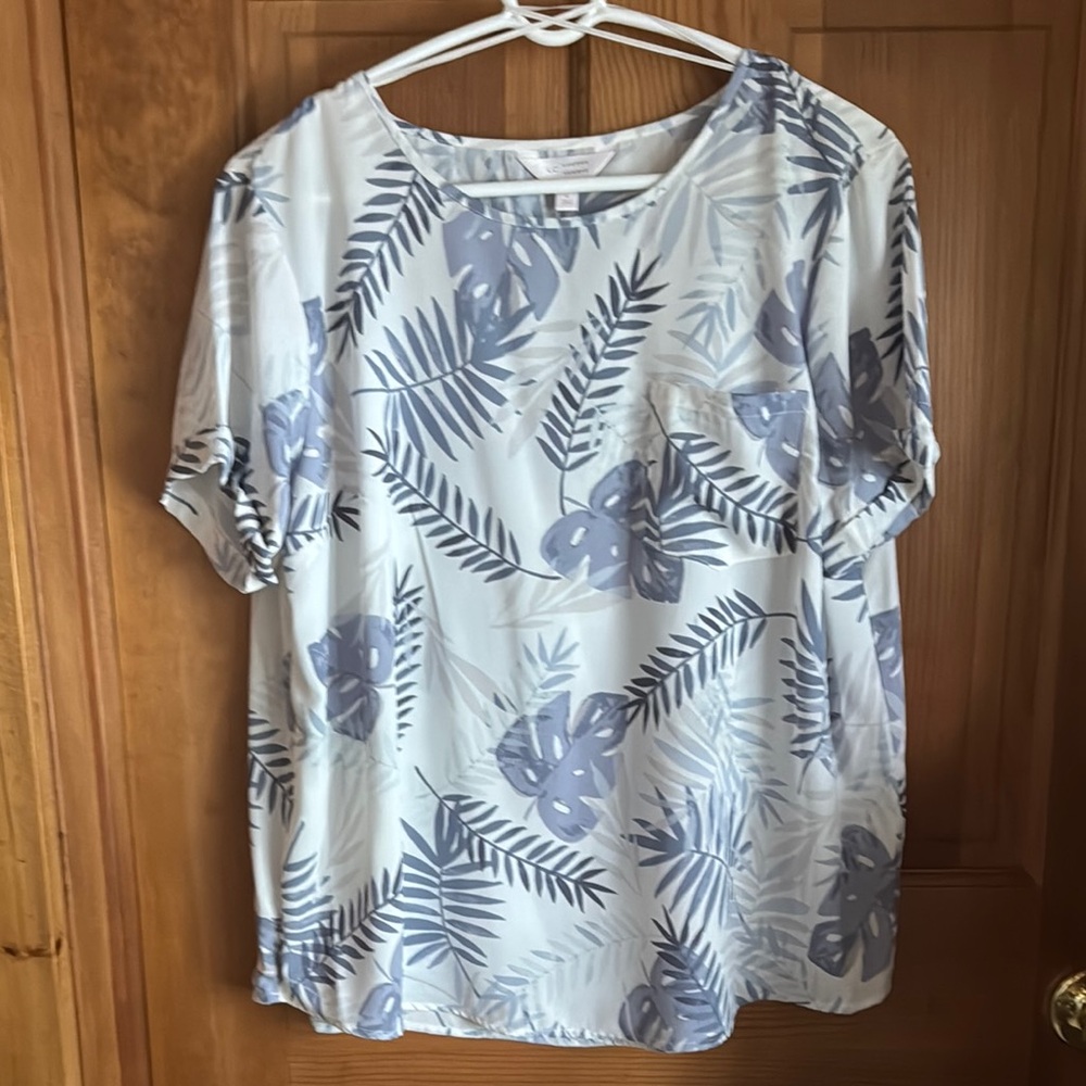 LC Lauren Conrad White and Blue Boxy Short Sleeve Blouse